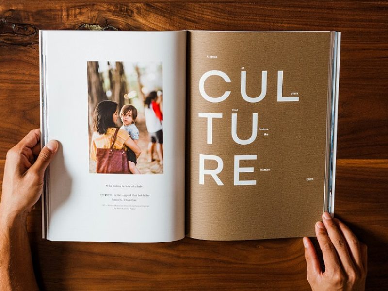 rivista aperta con la scritta culture